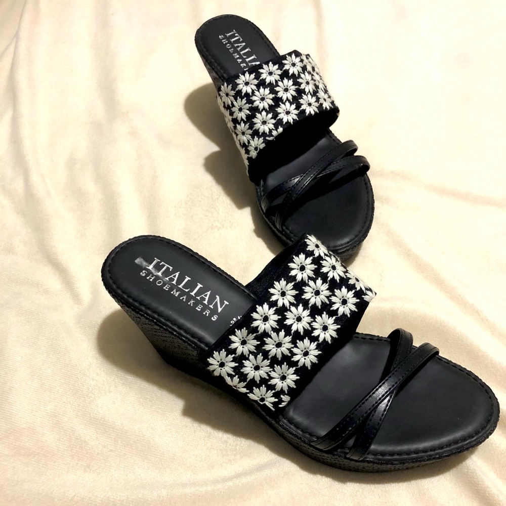 NWT Italian Shoemakers black wedge in size 10